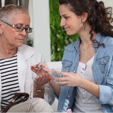 Gestione del Diabete negli Anziani: Affrontare Sfide Uniche con Strategie Pratiche